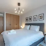 Paparazzi - Riverviews Apartment