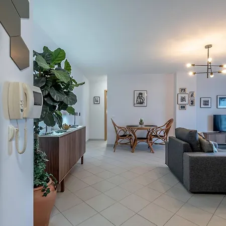 Paparazzi - Riverviews *