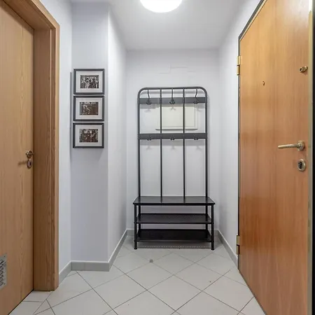 Paparazzi - Riverviews Apartment *