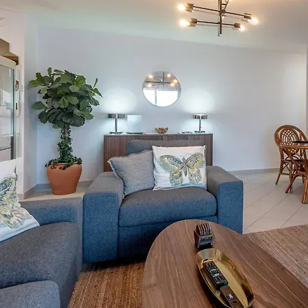 Paparazzi - Riverviews Apartment