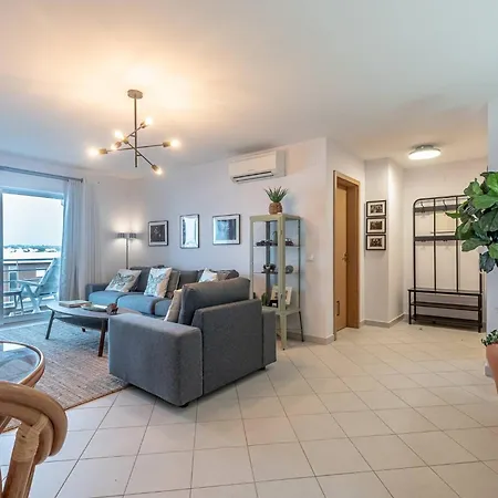 Paparazzi - Riverviews Apartment *